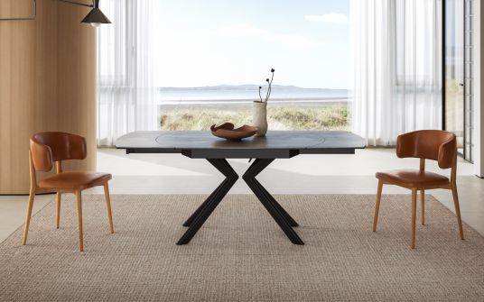 Novella extendable dining table